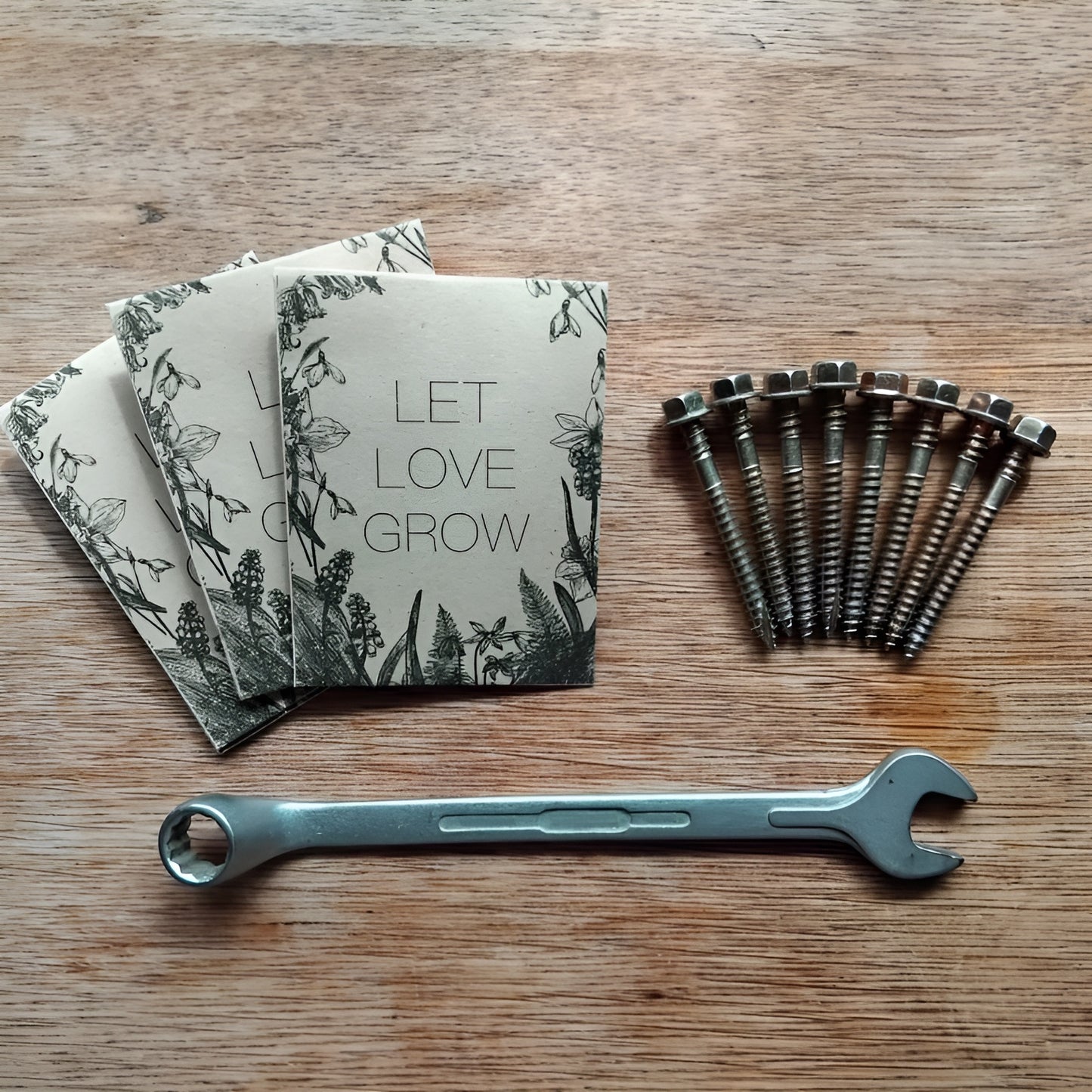 Included starter kit for easy assembly: three complementary seed packets, spanner, and eight screws for the Saligna garden bed.