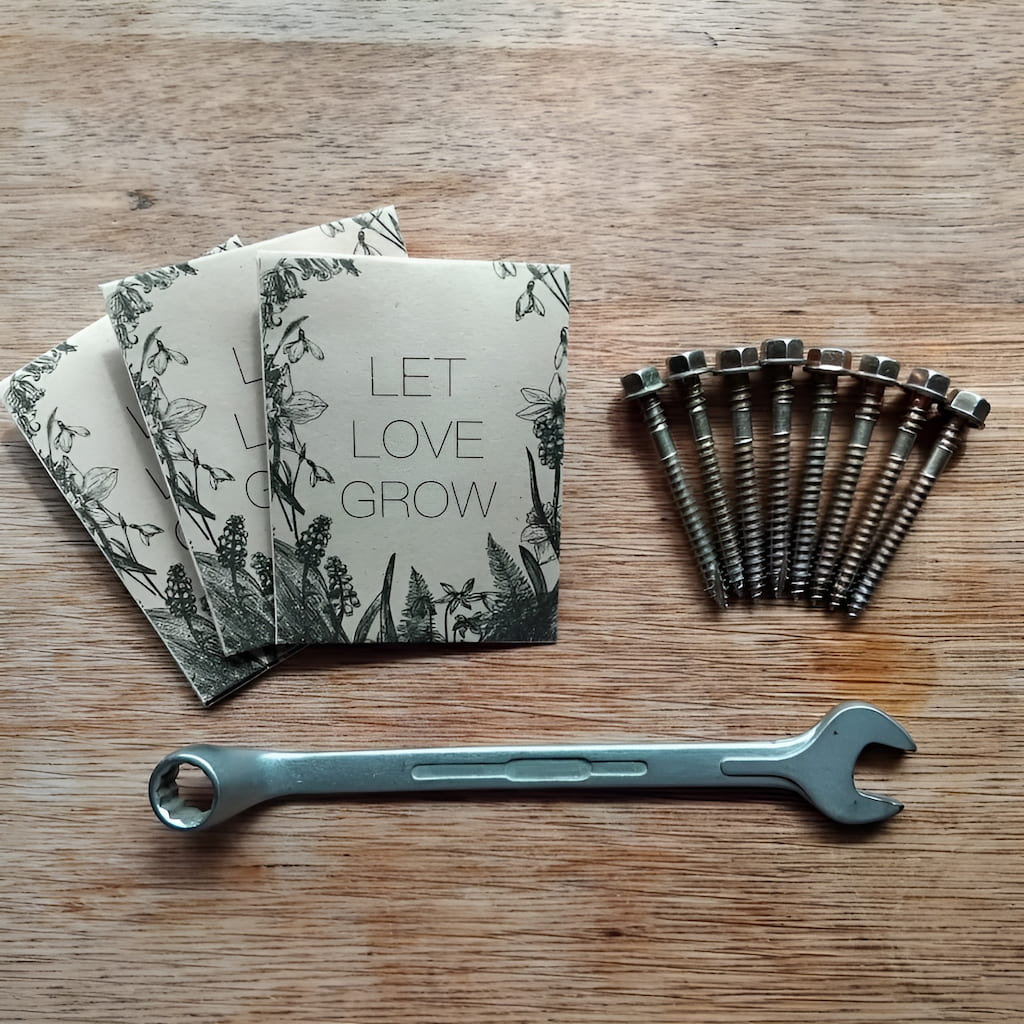Included starter kit for easy assembly: three complementary seed packets, spanner, and eight screws for the Saligna garden bed.